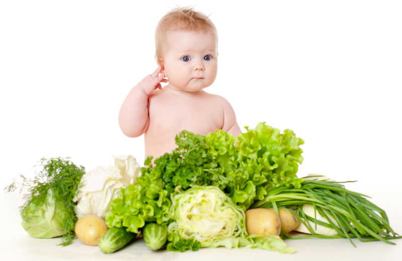 可爱的宝宝和蔬菜堆