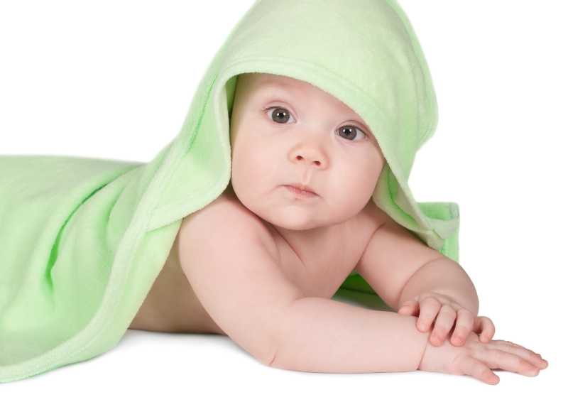 披着绿色毛毯的可爱的宝宝