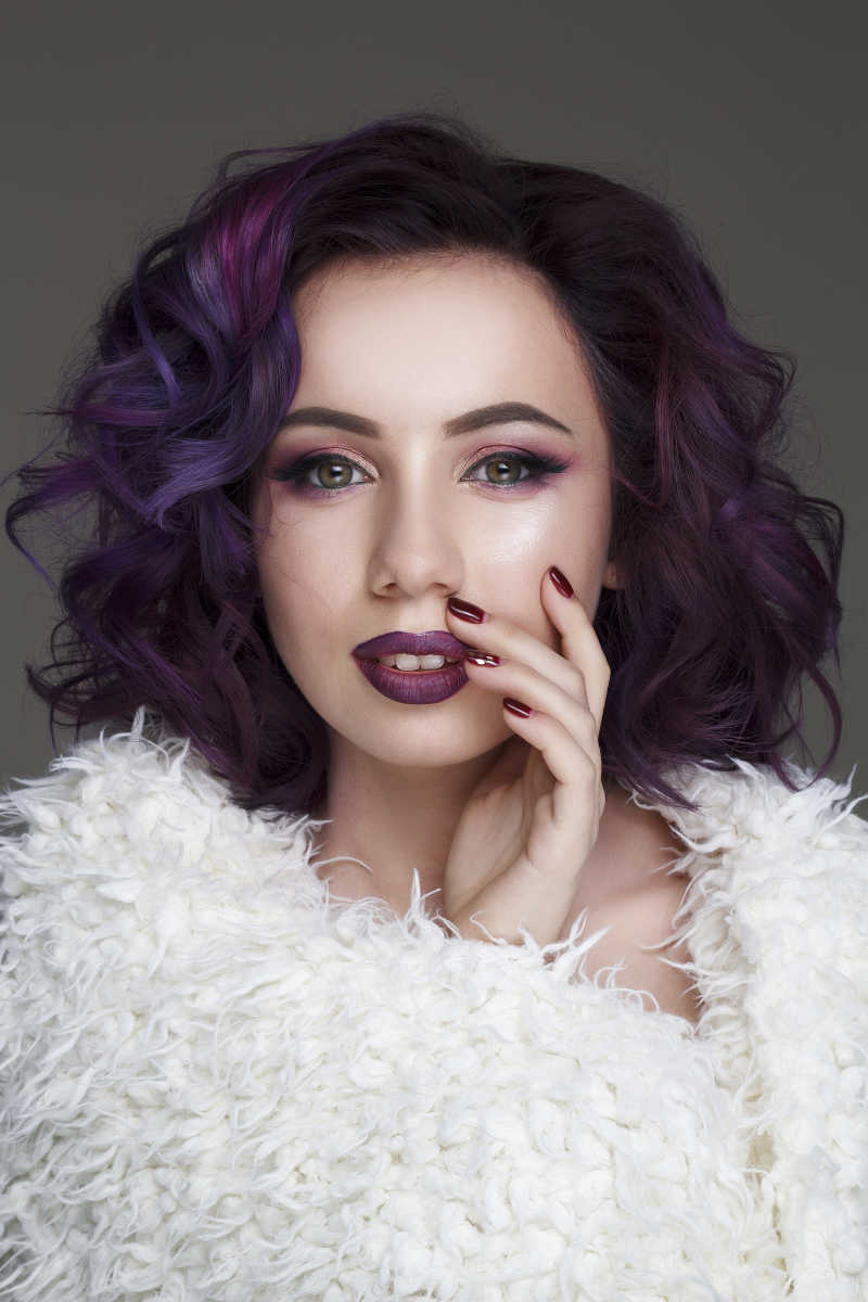 美丽的紫色发型和妆容的性感美女模特