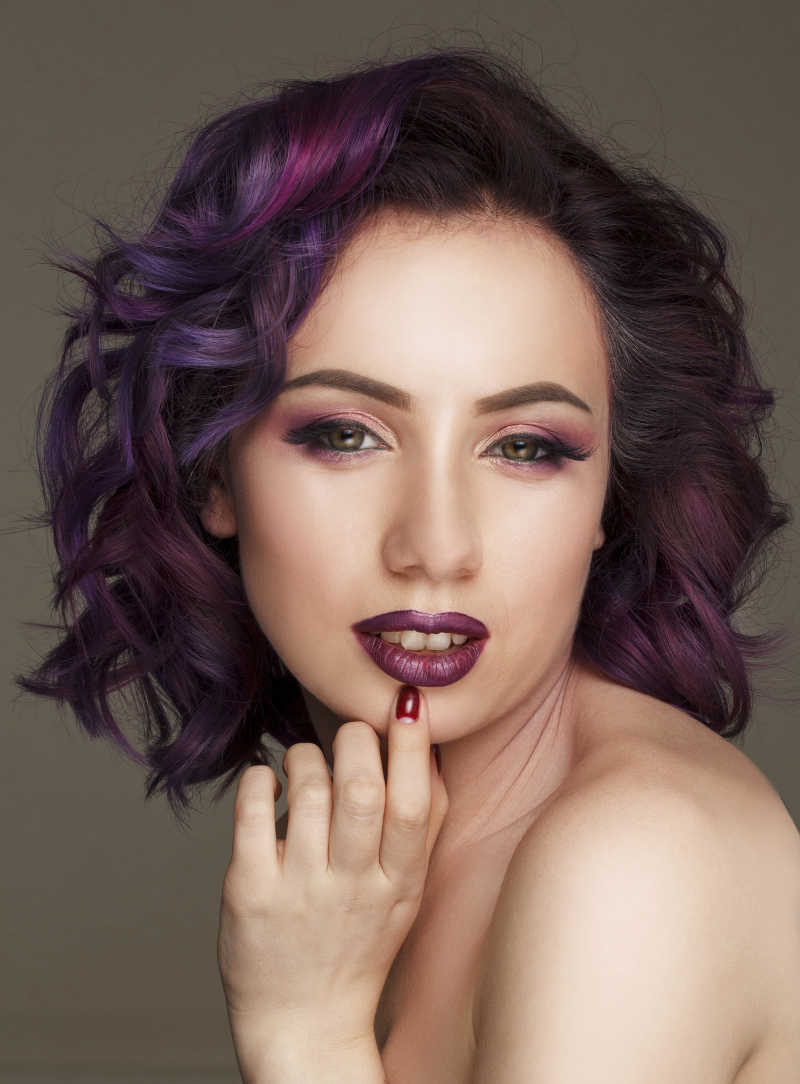 紫色发型和妆容的性感模特肖像