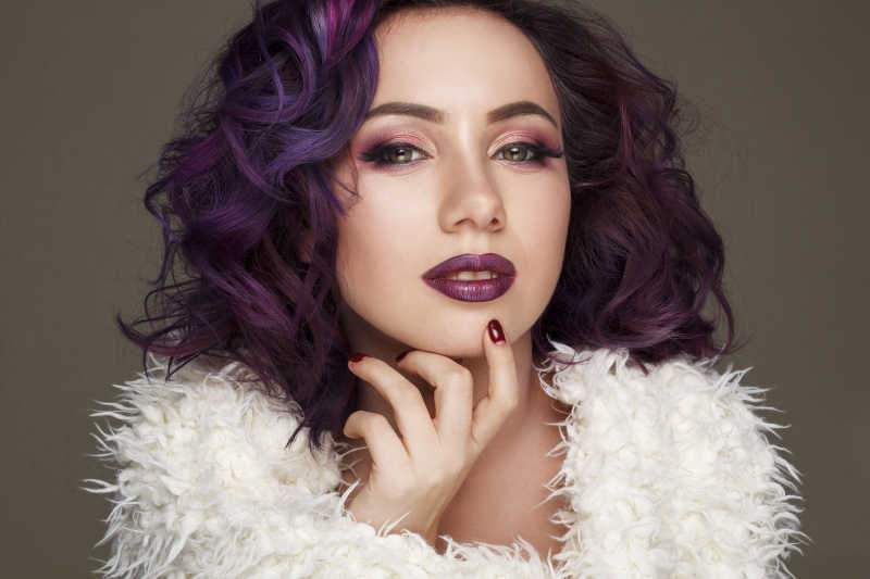 紫色头发模特儿肖像发型