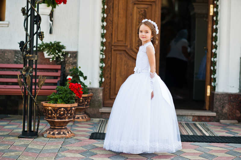 可爱的小女孩穿着洁白的公主裙