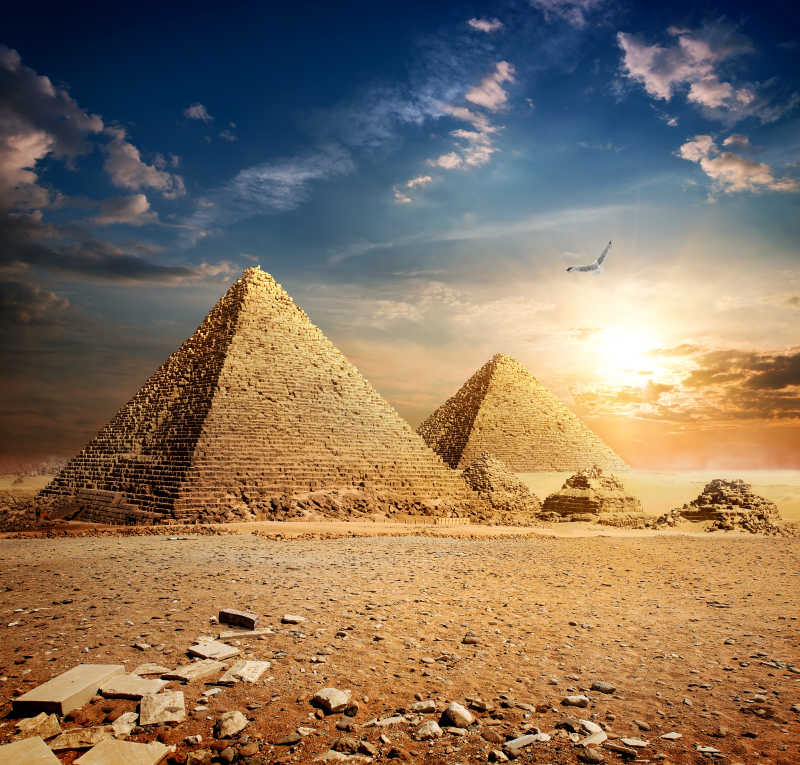 沙漠日落时的金字塔