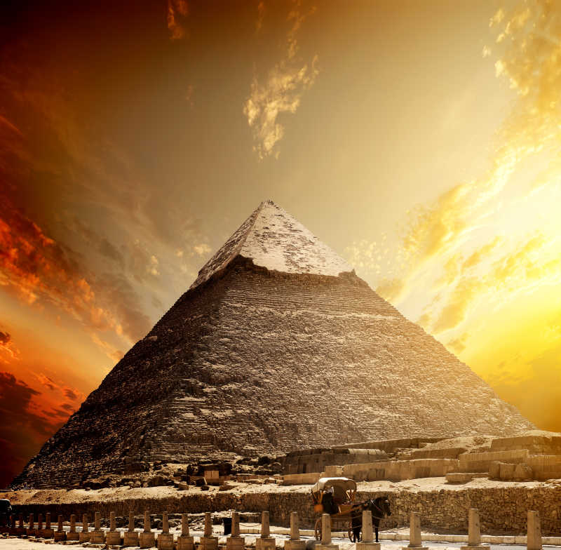 阳光下的雄伟的金字塔