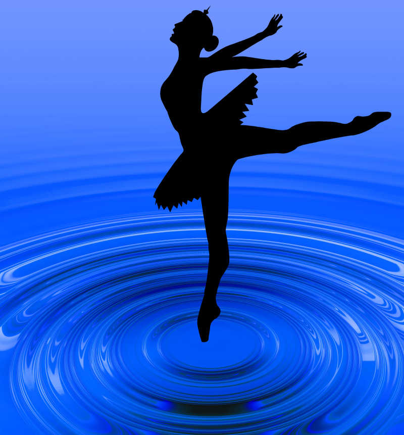 在水上的芭蕾舞者剪影