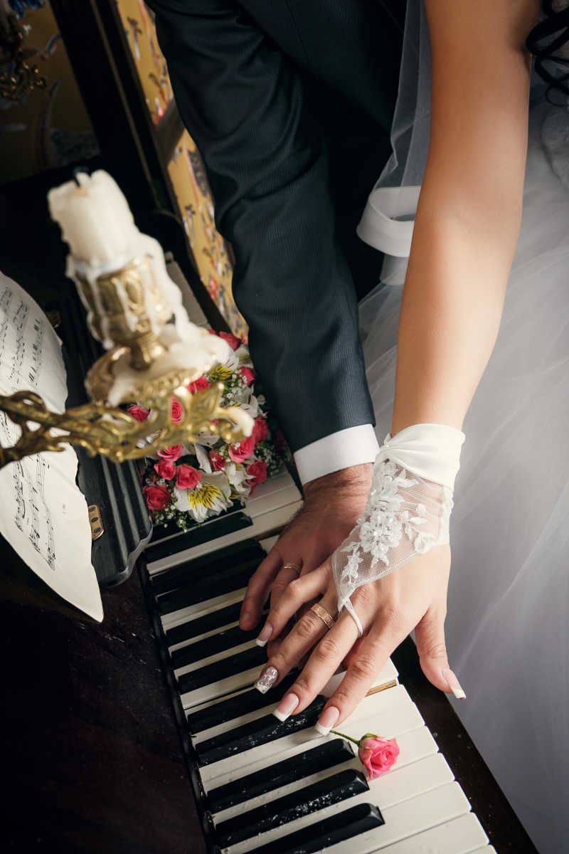 新郎新娘一起摸钢琴