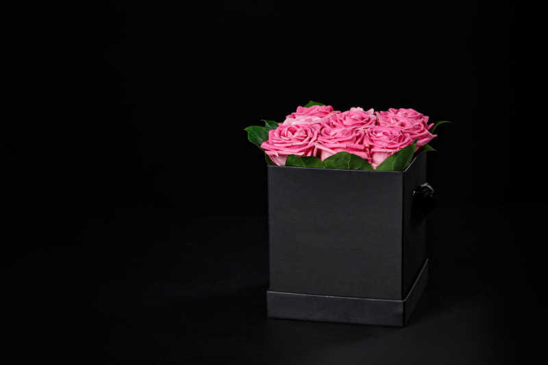 黑色礼品盒里的粉色玫瑰花束