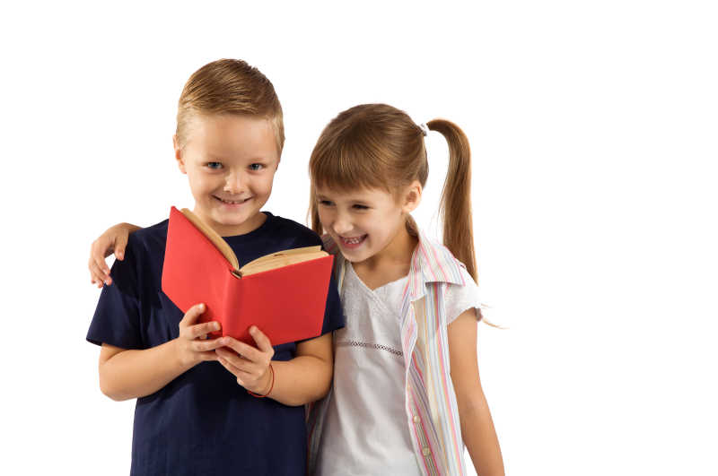 快乐的一起分享书的两个小学生
