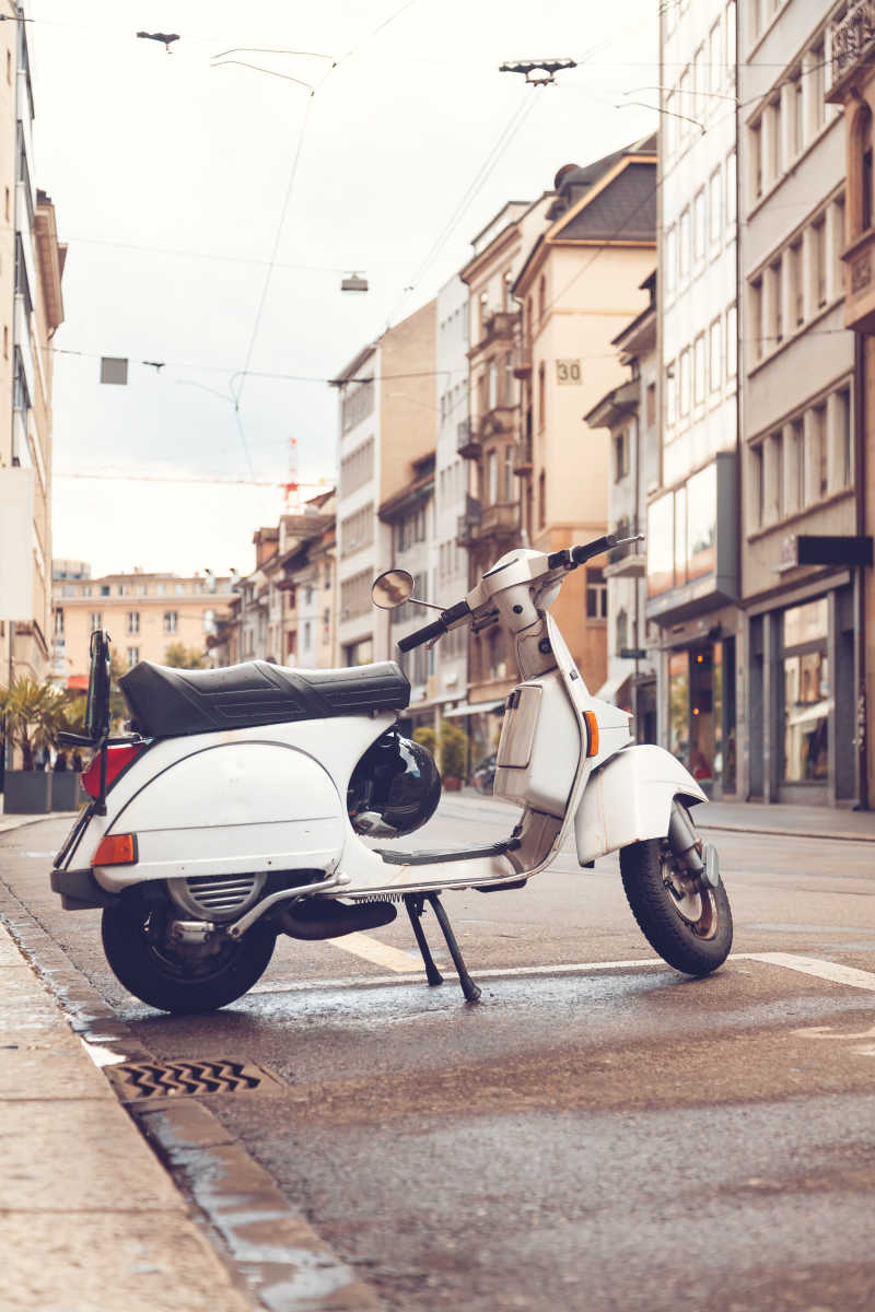欧洲街头的复古白色小摩托车