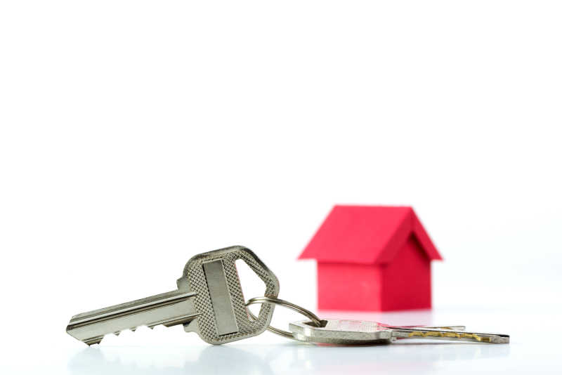 红房子模型前的房子钥匙