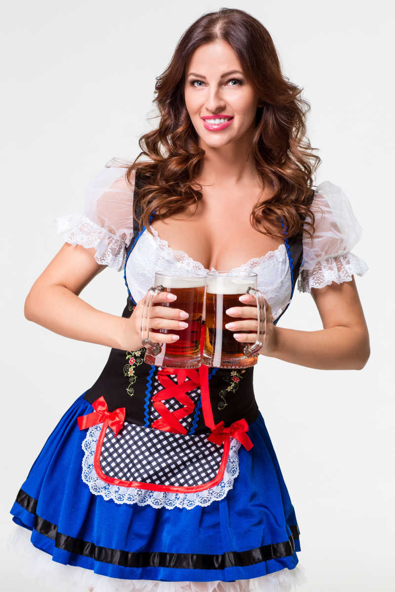 美丽的黑发女孩拿着两杯啤酒