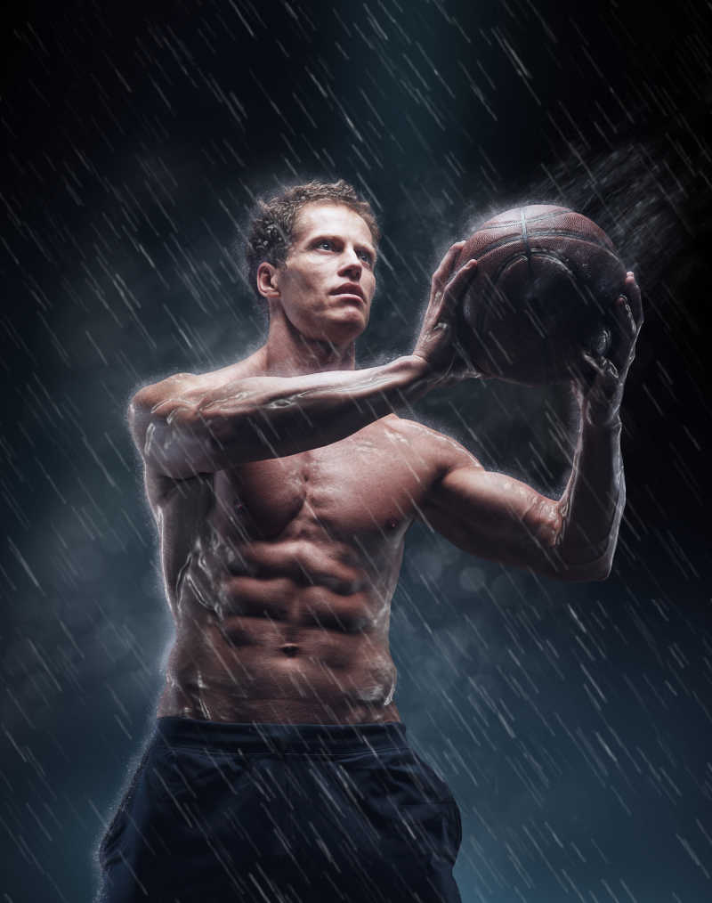 雨滴下的篮球运动员