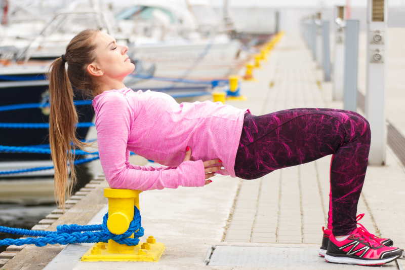 身材苗条的运动女孩在海港锻炼