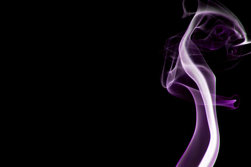 黑色背景上的紫色飘逸烟雾