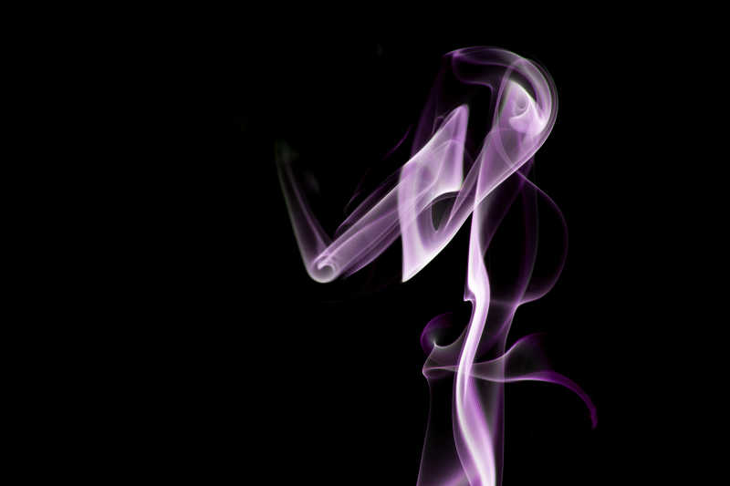 黑色背景上的紫色的烟雾