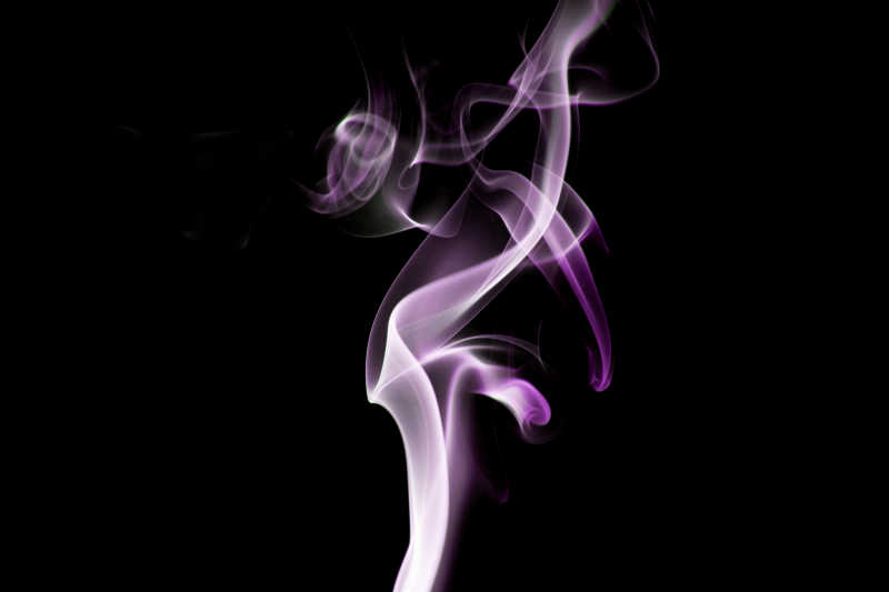 黑色背景上的紫色烟雾背景