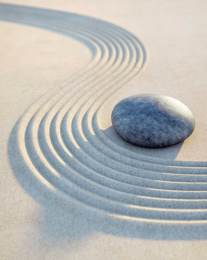 平滑沙面上的圆滑的石头