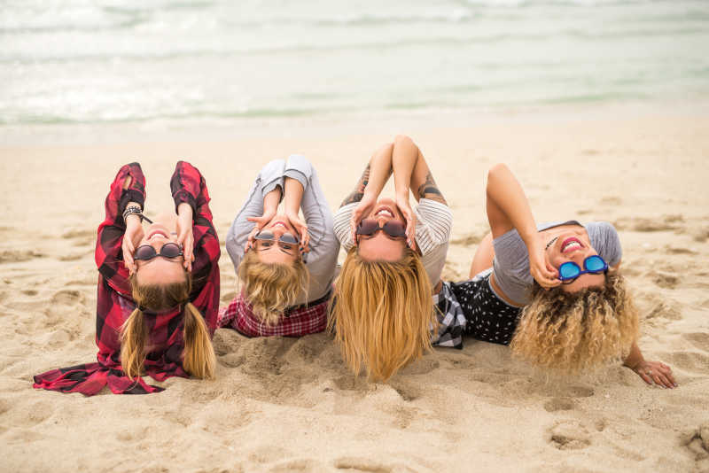 女孩们一起享受海滩上的夏日时光