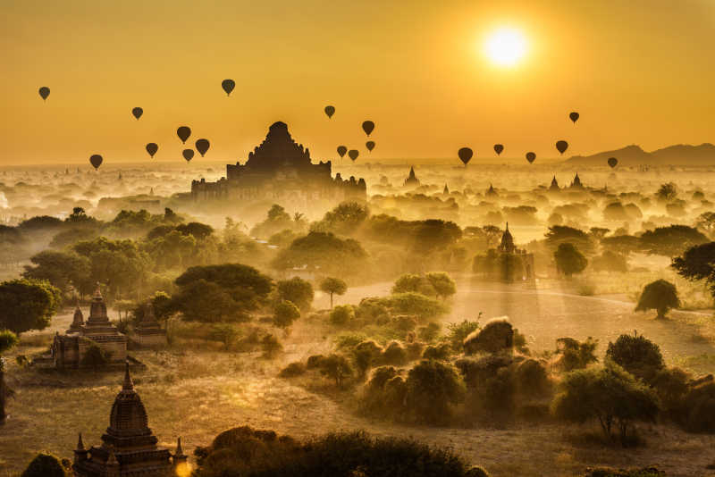 缅甸巴甘日出时分升起许多热气球
