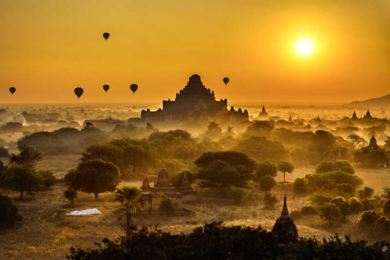 缅甸巴甘上空升起热气球的日出美景