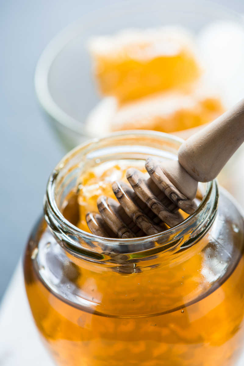 蜜罐里的新鲜蜂蜜