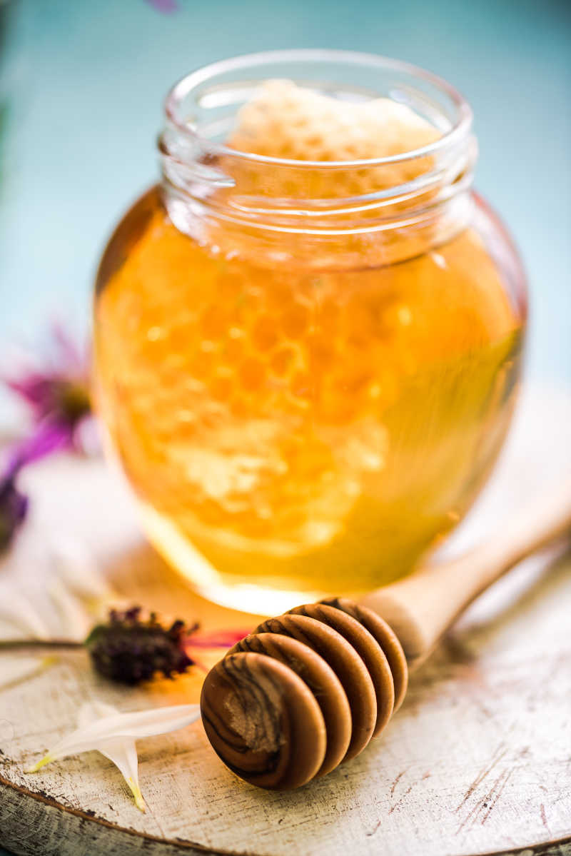 罐装金黄色的新鲜有机蜂蜜