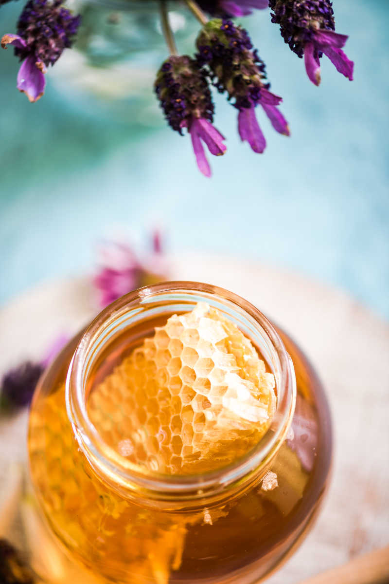 天然蜂蜜和新鲜草药