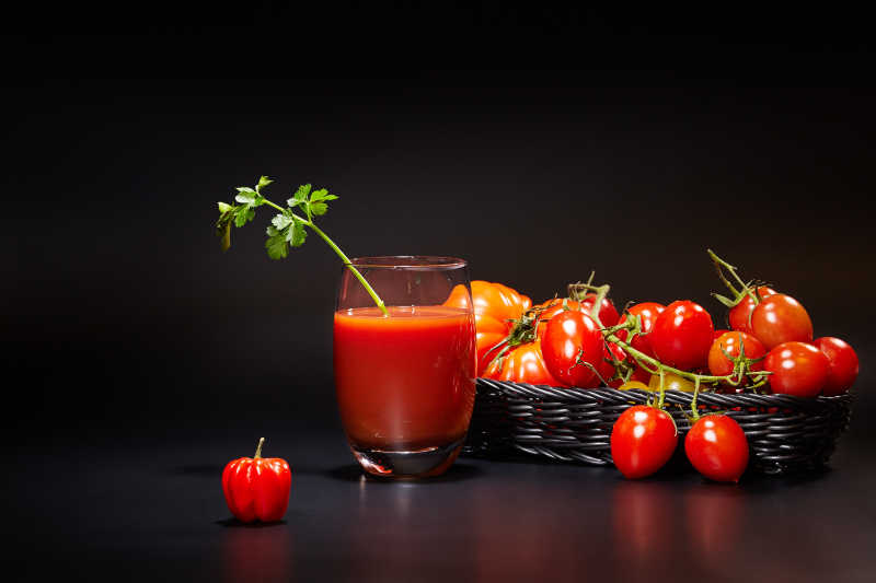 新鲜的番茄汁和番茄