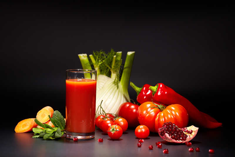 新鲜的西红柿汁和蔬菜