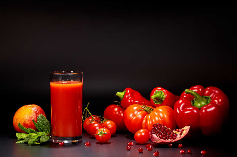 西红柿汁和新鲜的水果蔬菜