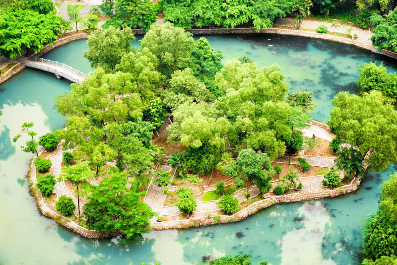 越南宁平省热带花园湖中小岛