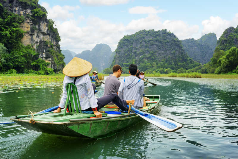 游客在越南宁平省的湖面上乘船旅行