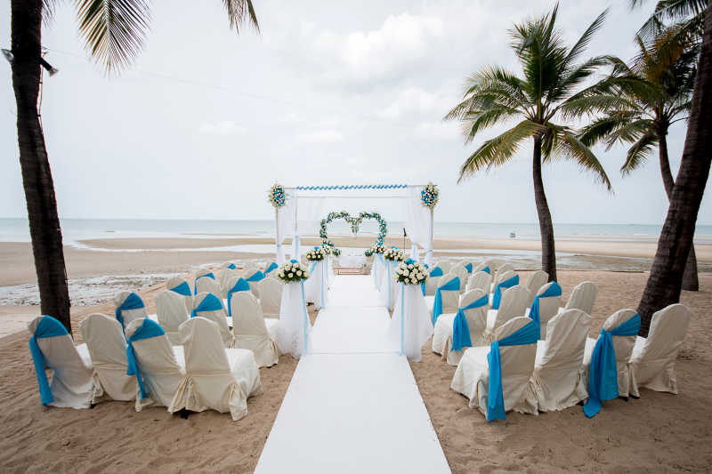 在海滩上布置的婚礼现场