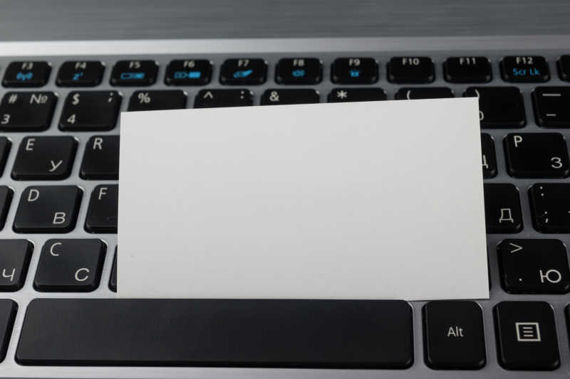 计算机键盘上的空白名片