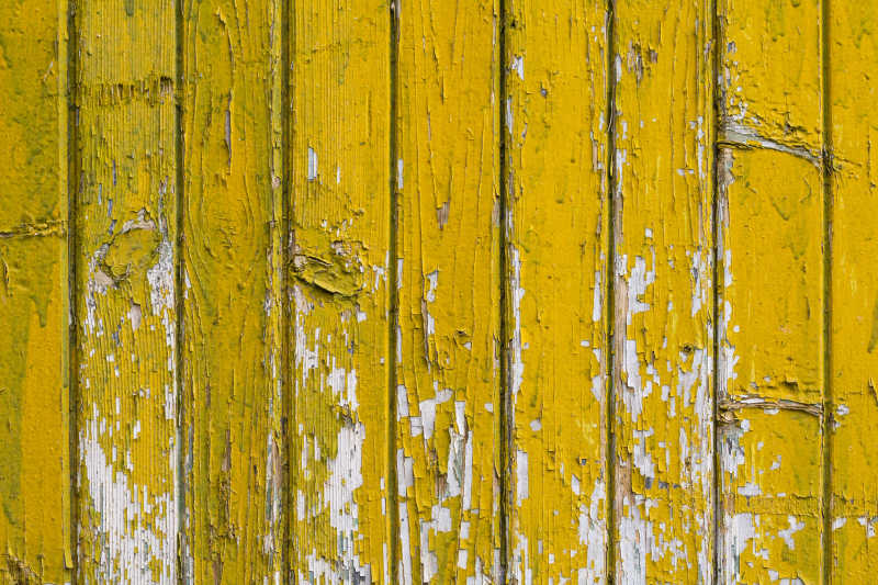 破旧的黄色油漆木板
