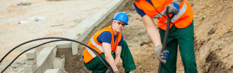 建筑工人在挖掘电缆