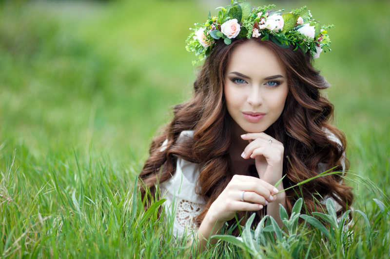 躺在草地上带着花环的金发美女