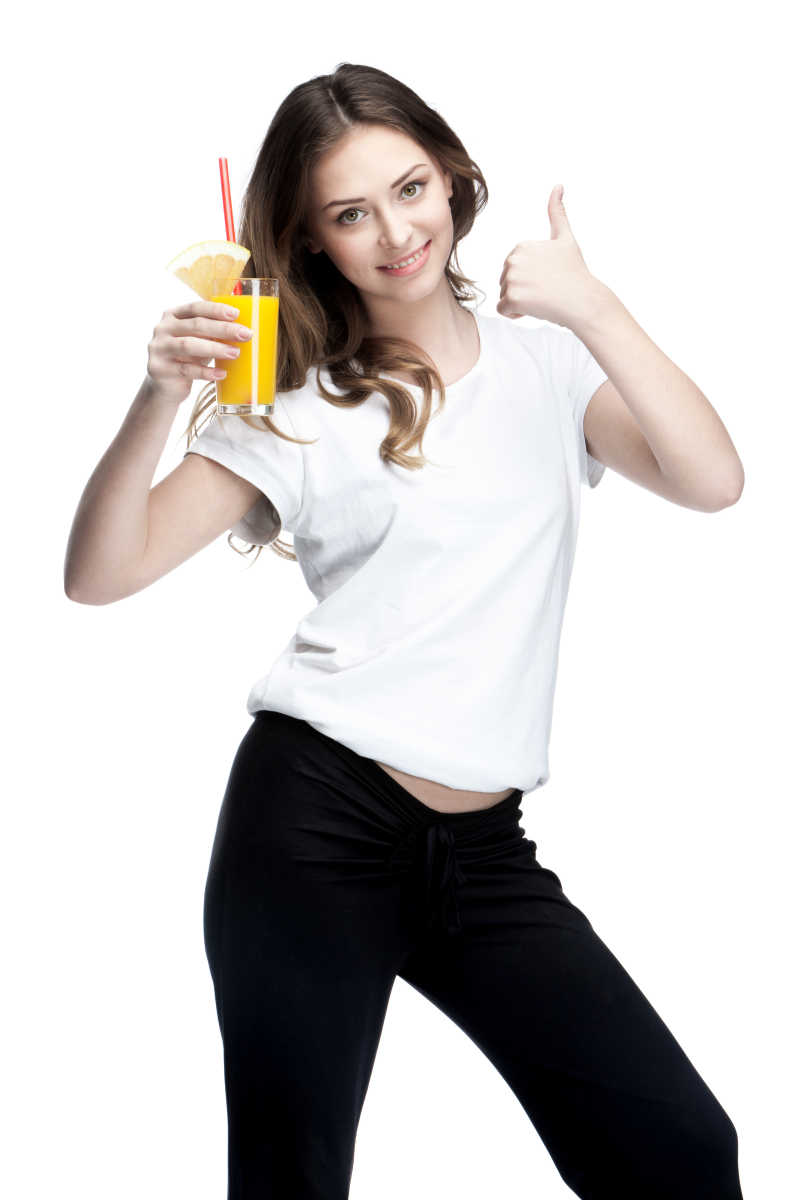 白色背景下拿着一杯橙汁赞赏的年轻美女