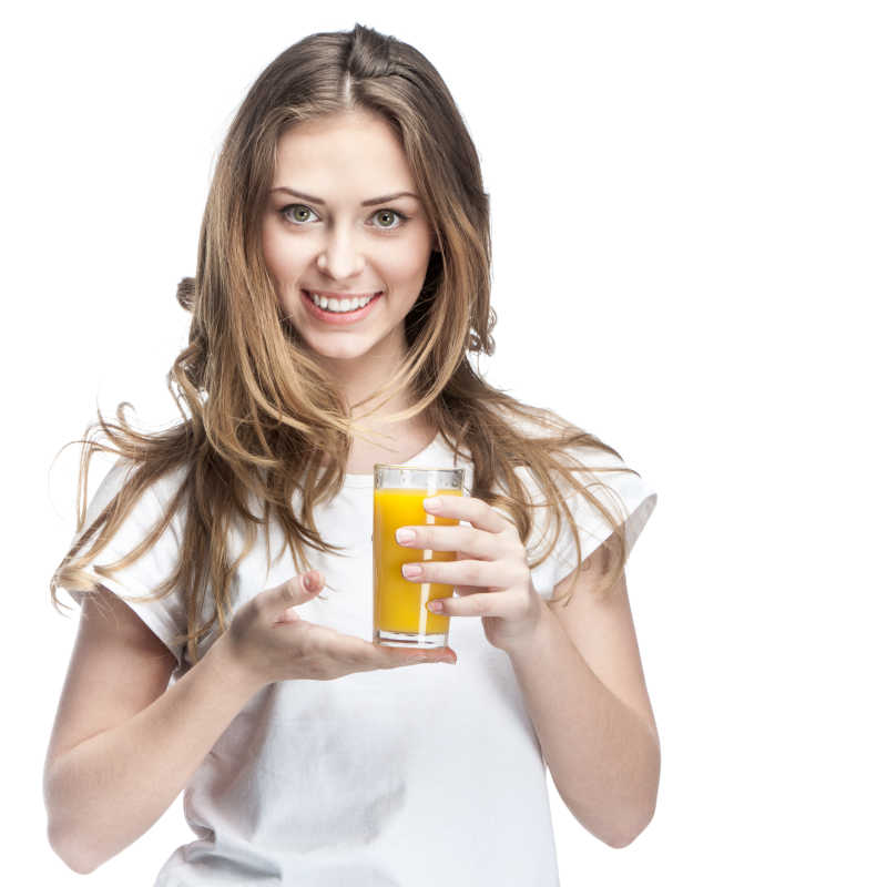 白色背景下端着一杯橙汁的年轻女子