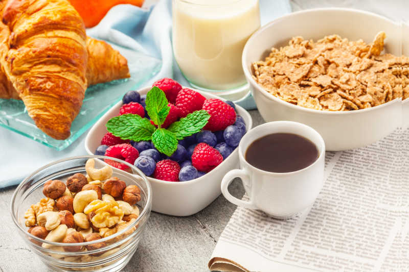 桌子上的营养早餐燕麦和水果面包可可