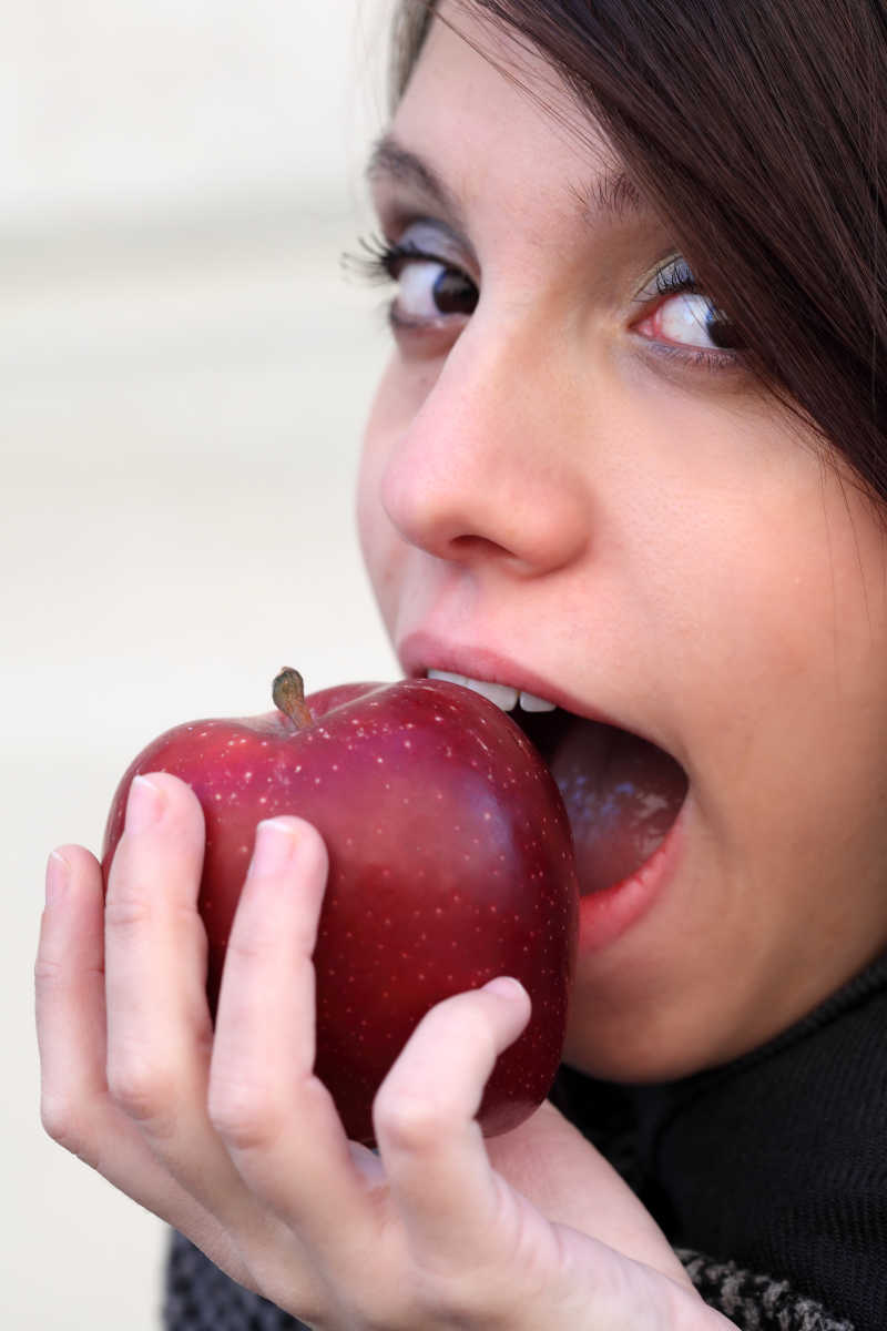 咬苹果的漂亮女孩