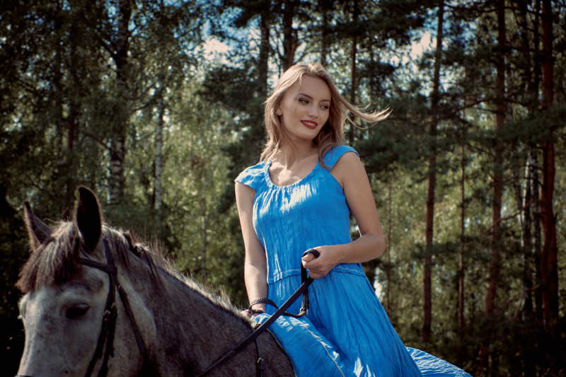 骑着马在森林里闲逛的女孩