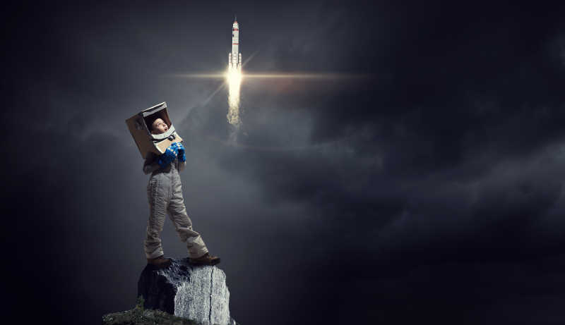 梦想成为宇航员探索太空的孩子