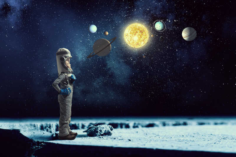 宇航员装扮的孩子探索天空