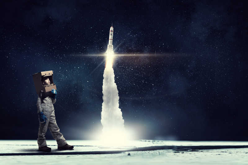孩子看着升起的火箭梦想成为宇航员