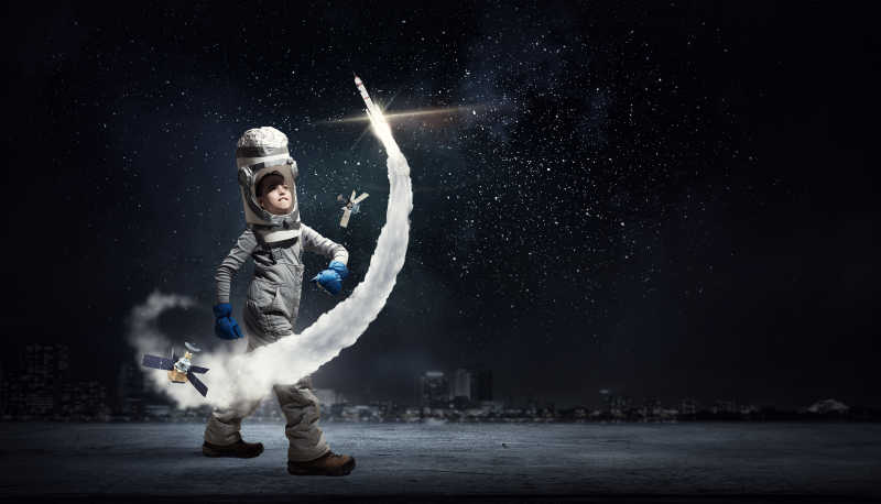 孩子穿自制宇航员服装梦想探索太空