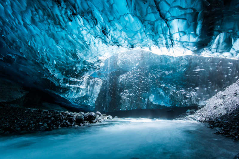 蓝色的冰洞隧道