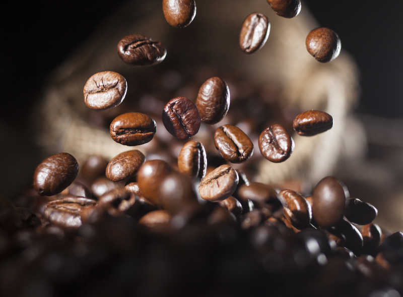 关注咖啡豆掉落的特写镜头