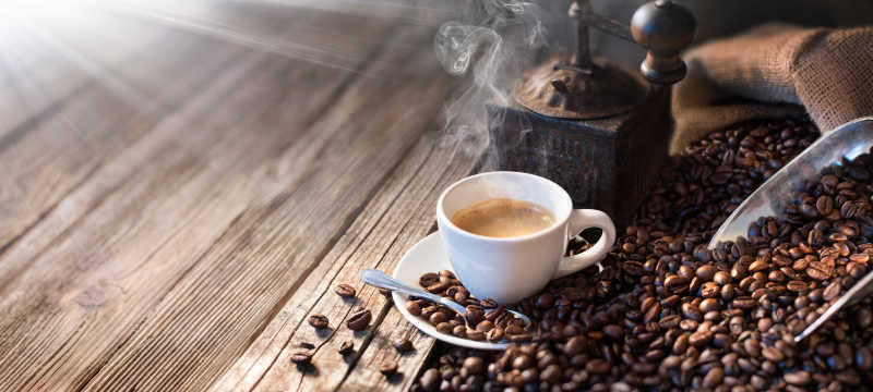 木桌上的美味咖啡和咖啡豆