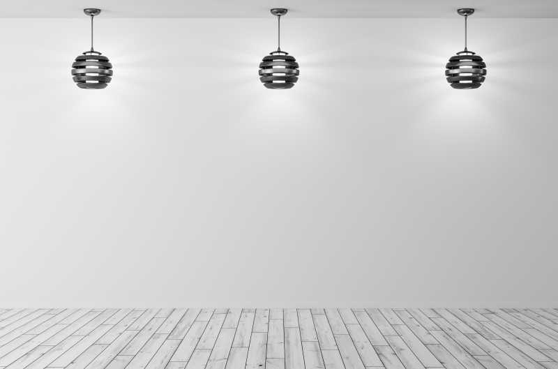白色木板上的空白泥墙和三盏吊灯
